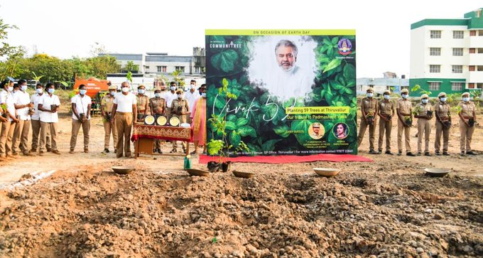 j4_studios's tweet photo. சின்ன கலைவாணர்  #Vivek  மறைவை ஒட்டி அவர் நினைவாக  59 (விவேக் வயது ) மர கன்றுகளை  திருவள்ளூர்  ஆயுத படை  மைதானத்தில்  மாவட்ட SP. அரவிந்தன் &amp; ரம்யா பாண்டியன் மற்ற காவலர் களும் நட்டு சிறப்புரை ஆற்றினர்..

#SPAravindan #RamyaPandian https://t.co/Ehaml560Ns