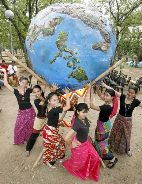 EFELafototeca's tweet image. #DiaDeLaTierra  

#22Abril  : Una fecha para tomar conciencia sobre el problema de la contaminación, el cambio climático, reivindicar la conservación de la #Biodiversidad  y la necesidad de proteger nuestro #planeta . bit.ly/1m2a59u #EFEfototeca