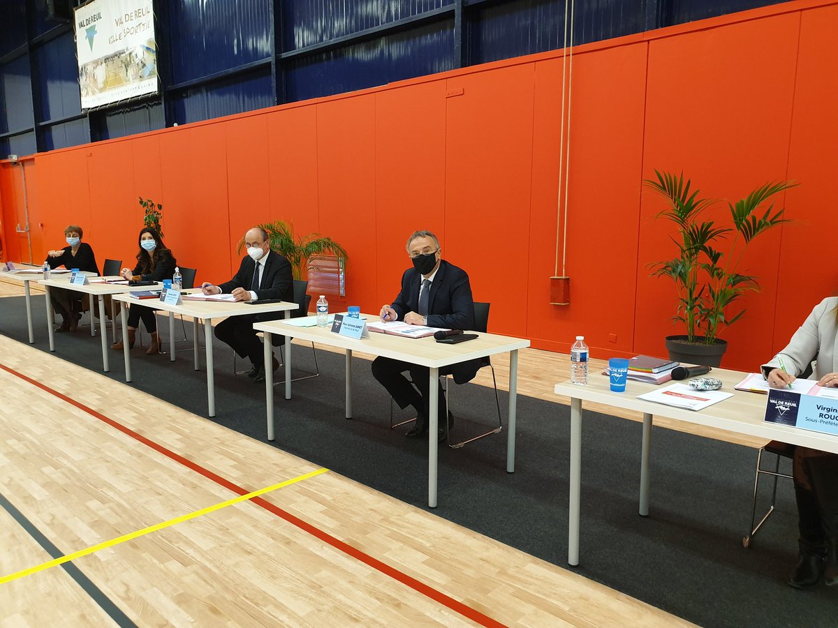 Signature de la #charte  d'#engagement de la cité de l'emploi à <a href="/valdereuil/">valdereuil</a>. Tous les acteurs se coordonnent pour plus d'efficacité dans le parcours d'#accompagnement et d'#insertion professionnelle. 
<a href="/ac_normandie/">Académie de Normandie</a> <a href="/Prefet27/">Préfet de l'Eure</a> <a href="/EureenNormandie/">Département de l’Eure</a> <a href="/MA_Jamet/">Marc-Antoine JAMET</a> <a href="/BernardLeroy27/">Bernard Leroy</a>