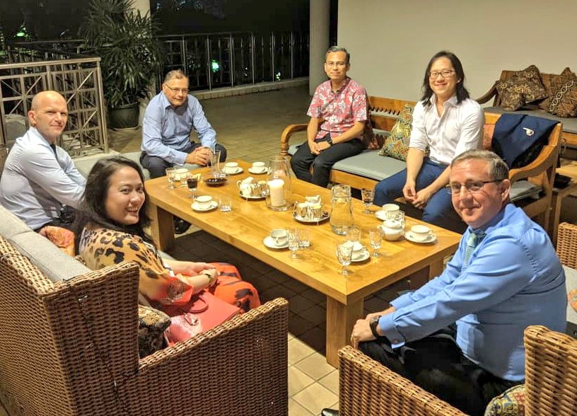 UKinMalaysia's tweet photo. HC @UKAmb_Hay hosted @IntLeaders #alumni YB @Fahmi_Fadzil and @MaryAnnSuanKim last night for #BukaPuasa, they discussed #current affairs & how #ILP has enriched their work in 🇲🇾.
They were joined by @theStar_Rage #editor @IanYee who will join #ILP when int. #travel reopens. https://t.co/QuhtMSz8rp