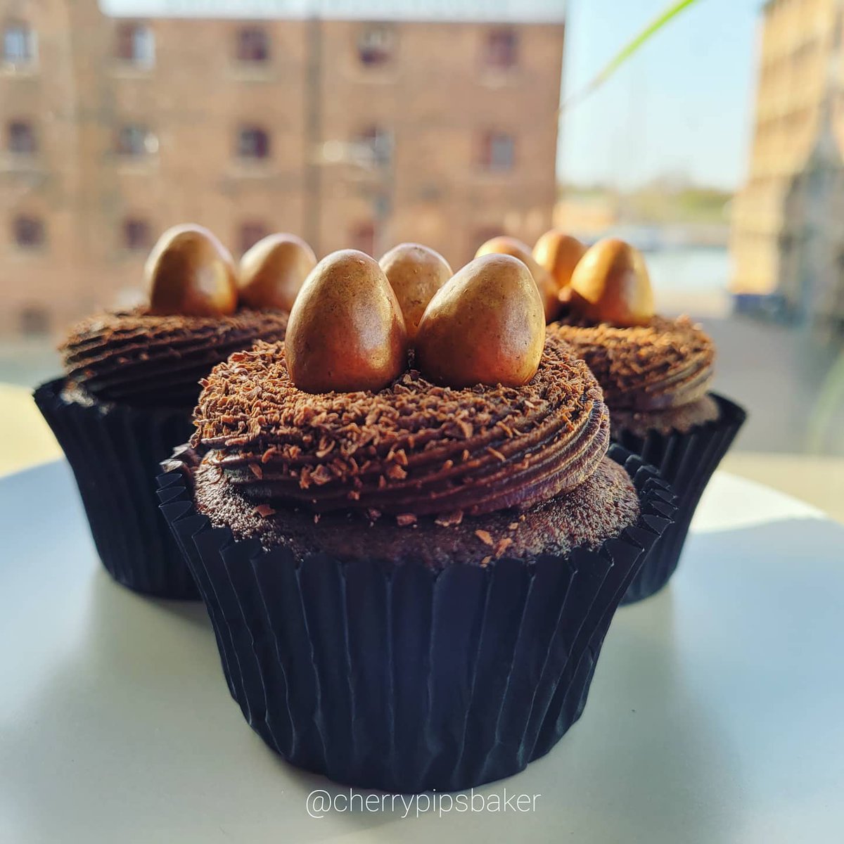 cherrypipsbaker's tweet photo. I adore Galaxy Enchanted Eggs and they make great cake toppers. I'm going to have to snatch up a few of the last bags before they've gone for another year! These cupcakes are made up of chocolate cake and buttercream, chocolate shavings and the Galaxy eggs on top.
#cake #cupcakes https://t.co/ZStQz0CGVA