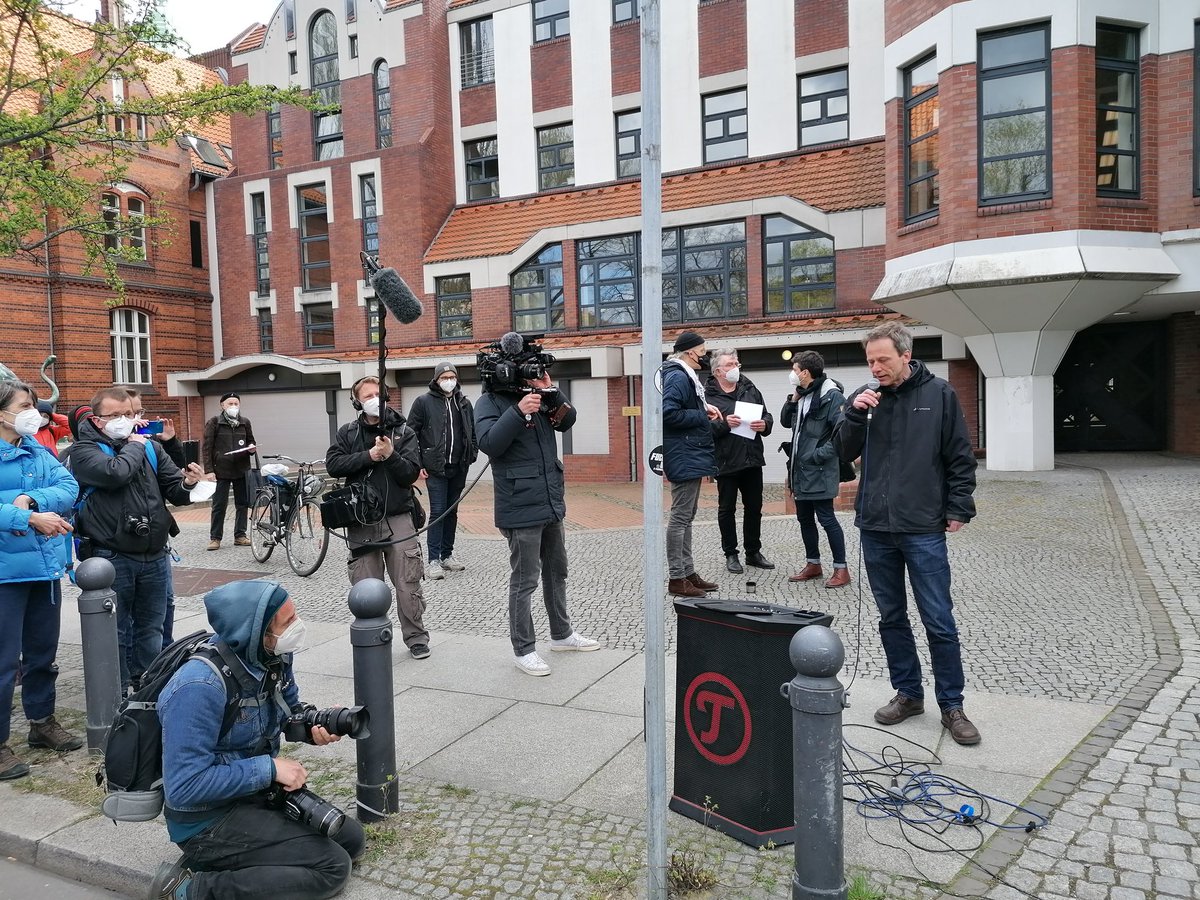 bizimkiez's tweet photo. #Räumung des Buchladens ist vollstreckbar. Für nichts als #Profit.

Wir stehen weiter mit Thorsten, Frank &amp; Co #KischUndCo &amp; anderen Mieter*innen aus Kulturstandort O25. Wir hören nicht auf, bevor ein #Gewerbemietrecht geschaffen &amp; wir den Ausverkauf der Stadt gestoppt haben ✊ https://t.co/6p6nTu6vhD