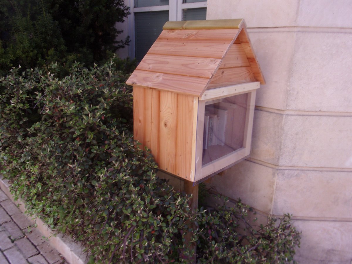 JeanMichelHenn1's tweet photo. Retour après vandalisme  de la boîte à lire rue Saint-Jean à Laon merci à @villedelaon  et ses menuisiers . Merci à tous ceux et celles qui partagent leurs livres dans cette boîte. @BoiteALivre https://t.co/9B6neATDFU