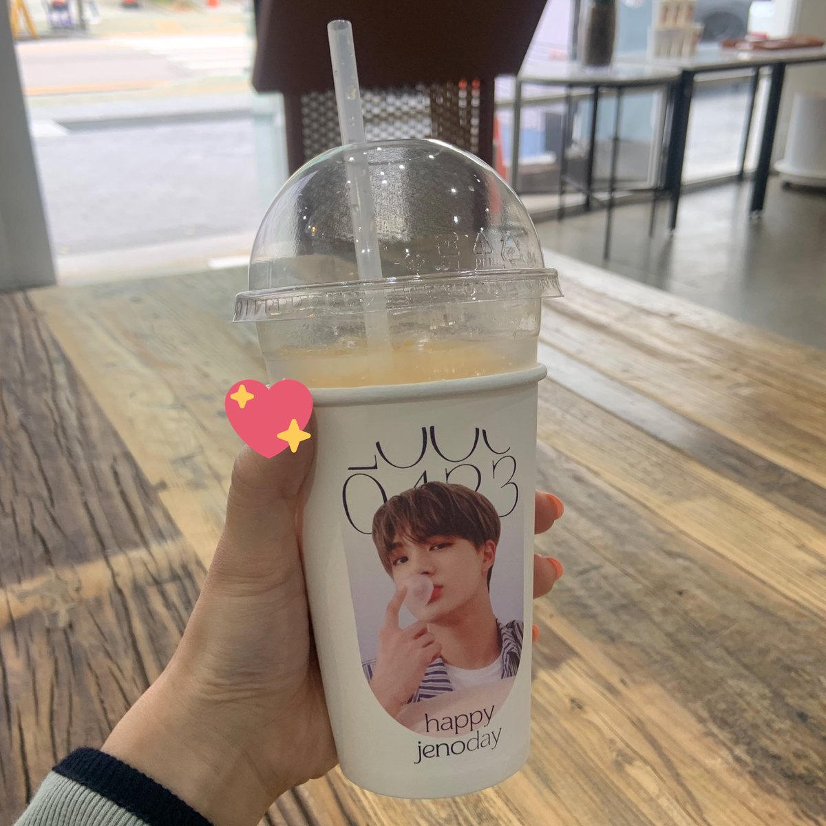winwonwon's tweet photo. 옆동네강강쥐 생카 놀러왓어요 카페 대애박 이뿌다 
 #사랑하고사랑하는제노야 
 #투투제노 https://t.co/mtsIXgaHCq