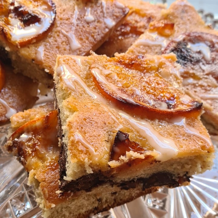 NrthrnSoulKitch's tweet photo. Cakes today are vegan orange blondies with chocolate orange chunks and a gorgeous spiced parsnip & orange loaf with cream cheese icing. Available from now til 3pm! #FeedBelliesNotBins #NorthernSoulKitchen https://t.co/aobjNCCmCp