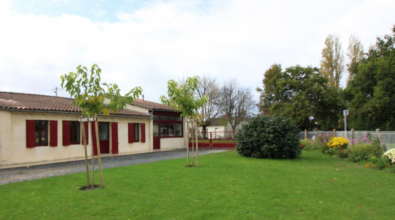 gites33's tweet photo. Nouveauté 🏡
👉 Gîte de Lauga 6 pers à Cussac Fort Médoc
Ce gîte sera le point de départ idéal pour découvrir le vignoble médocain, parcourir l'estuaire de la Gironde et profiter des plages océanes du littoral. 
Info &amp; resa ▶ https://t.co/3LBnAAjbra https://t.co/TqHsZZD7dW