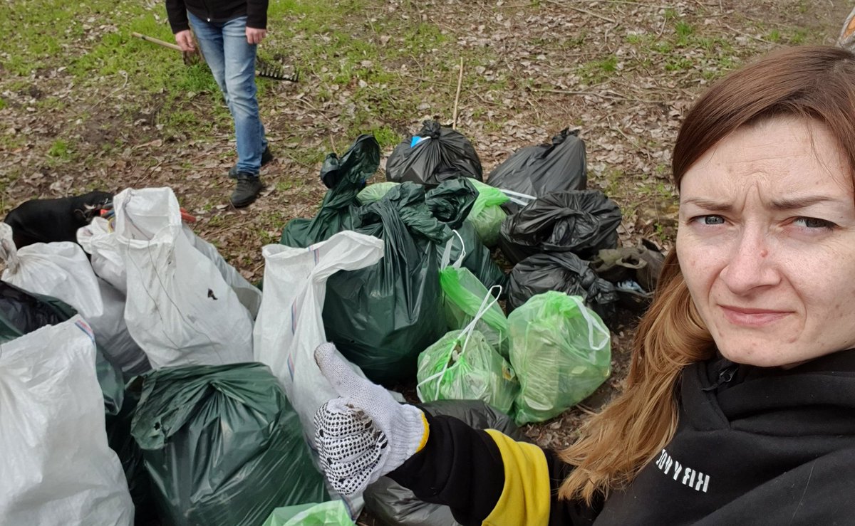 medbelka's tweet photo. Ingress Community from Ukraine 🇺🇦 went out to clean up beach in Dnipro city for #SustainableWithNiantic #Ingress #Dnipro @NianticLabs https://t.co/5ldU43Uany