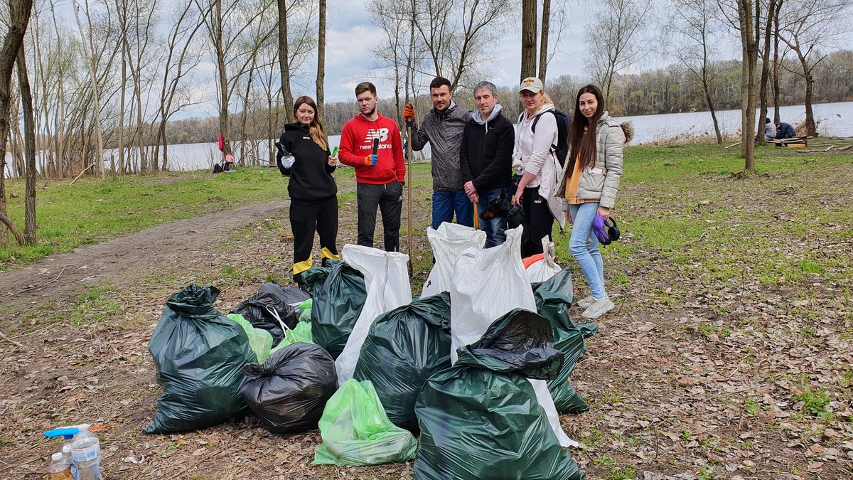 medbelka's tweet photo. Ingress Community from Ukraine 🇺🇦 went out to clean up beach in Dnipro city for #SustainableWithNiantic #Ingress #Dnipro @NianticLabs https://t.co/5ldU43Uany