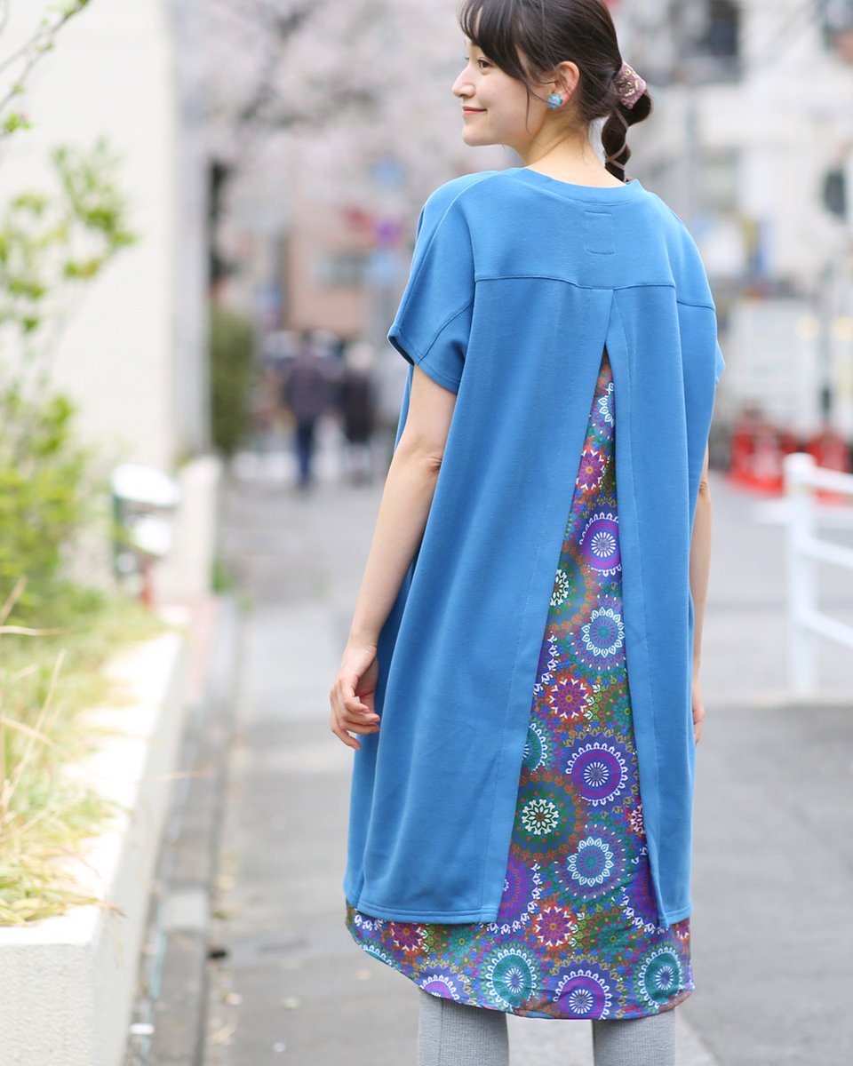 チチカカ Titicaca 背中の花柄がコーデを飾る 柄コンビワンピース 本体は ニット地のような柔らかな質感で 心地よい肌当たりが魅力的 ゆったりシルエットで すとんと落ちるドレープ感ある仕上がり グラデサークルコンビワンピース 品番