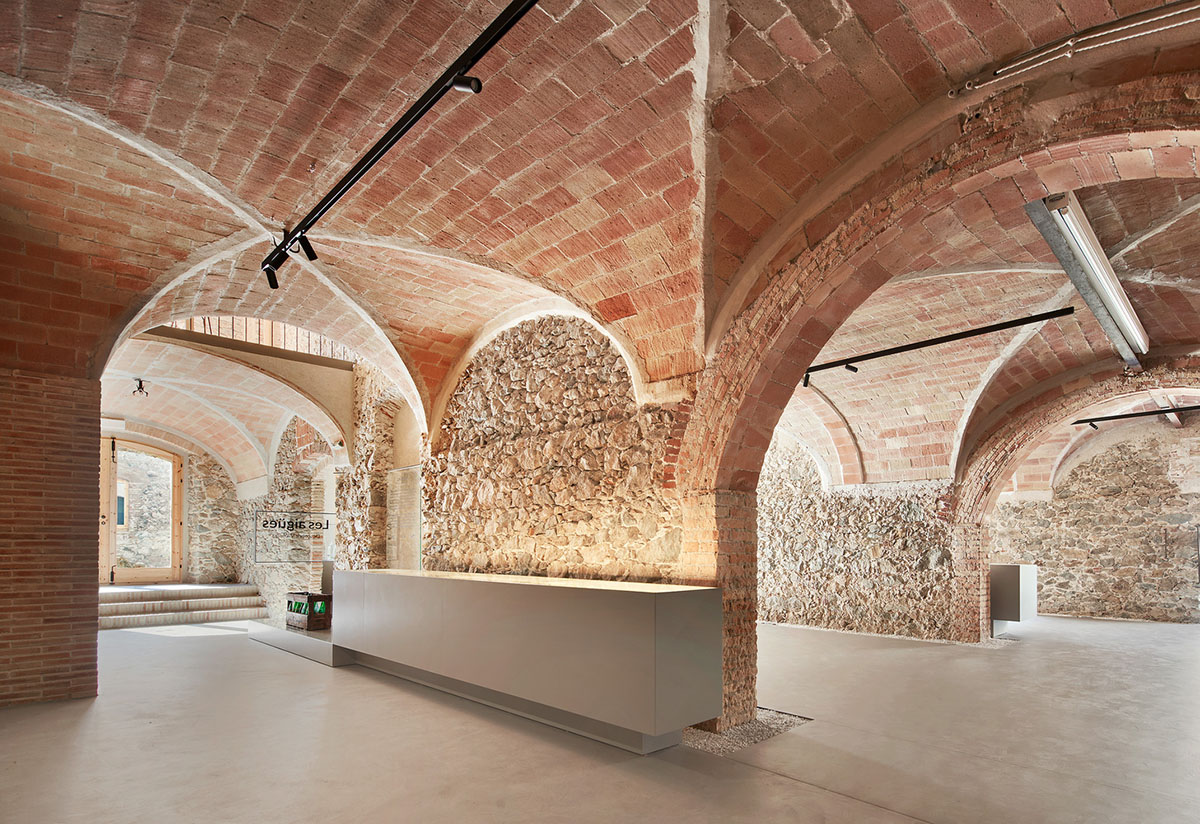 WACommunity's tweet image. Aigua de Vilajuïga restored with vaulted bricks and exposed concrete bringing light into the space: worldarchitecture.org/architecture-n… #spain #interiordesign