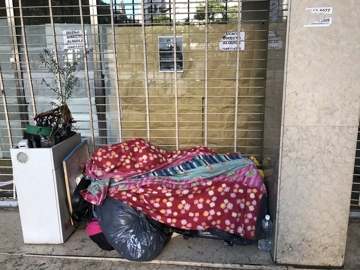 CarlosMaslaton's tweet image. Los pobres en la Argentina carecen de toda responsabilidad por encontrarse en tan miserable estado. A la indigencia más absoluta fueron hundidos por el estado comunista y opresor. Todo liberal con posibilidad económica debe ayudar de forma directa y jamás despreciar a los pobres.