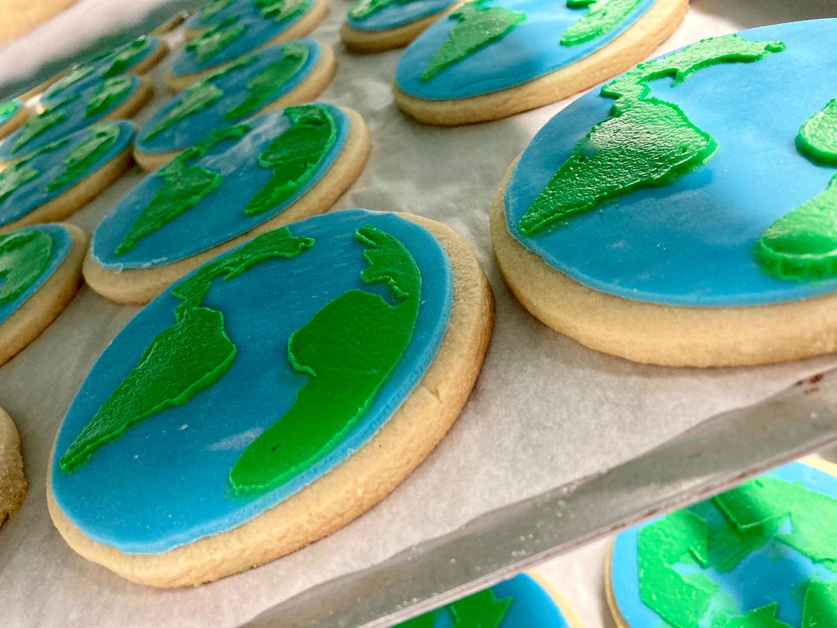 aboutdesserts's tweet photo. Celebrating #EarthDay2021 with these hand decorated earth themed biscuits all individually flow wrapped &amp; delivered to a customer for today #allaboutdesserts #loughborough #biscuits #earthday https://t.co/nzUR7MRipG