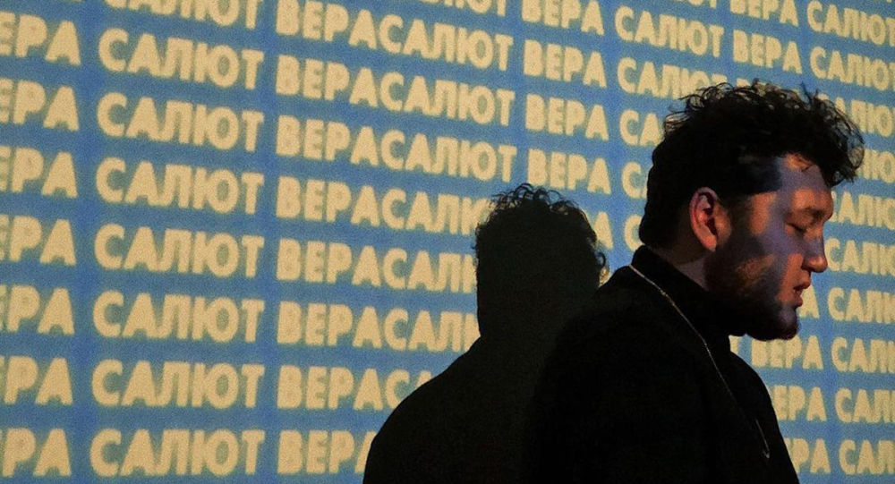 Я уйду тихо. Сам себе кричал ухожу навсегда. Сам себе кричал ухожу навсегда. Интересные цитаты. Человек в белом платье.