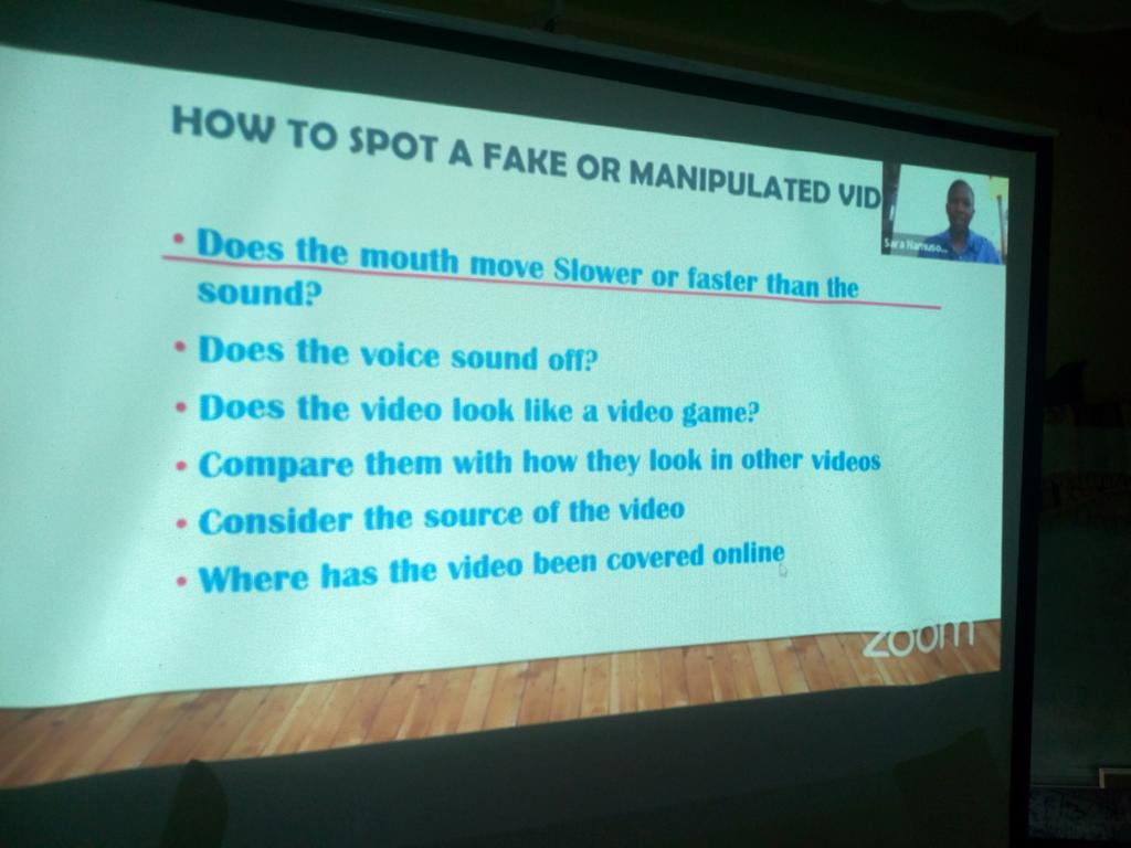 pascaldom94's tweet photo. How to spot a fake or manipulated video
#FactCheckUG
@ultimate_UMC @JocomMakerere @ntvuganda https://t.co/Rlmc1kgeTZ