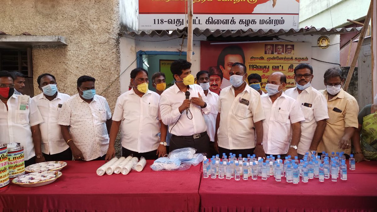 Dr_Ezhilan's tweet photo. மருத்துவராக என் வாழ்க்கையில்  இப்போது தினமும் காலையில் தொகுதி "rounds" 
முக கவசம் தனிநபர் இடைவேளை 
கை கழுவும் முறை தடுப்பூசி 
கொரானா விழிப்புணர்வு முகாம் ..#DMK4TN https://t.co/VcbBqeyo6R