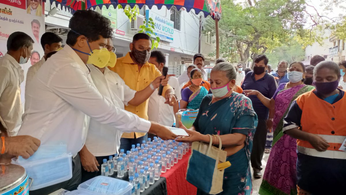 Dr_Ezhilan's tweet photo. மருத்துவராக என் வாழ்க்கையில்  இப்போது தினமும் காலையில் தொகுதி "rounds" 
முக கவசம் தனிநபர் இடைவேளை 
கை கழுவும் முறை தடுப்பூசி 
கொரானா விழிப்புணர்வு முகாம் ..#DMK4TN https://t.co/VcbBqeyo6R