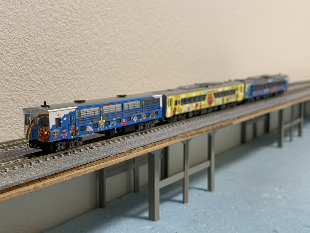 TOMIXからキハ185が出る前日にマイクロ製のゆうゆうアンパンマンカーの