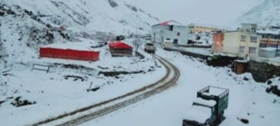 RwRishikesh's tweet photo. Badrinath Pilgrimage cover with fresh snowfall of year #badrinath #snowfallinbadrinath #uttarakhand #pilgrimage https://t.co/aXA4laUR5x