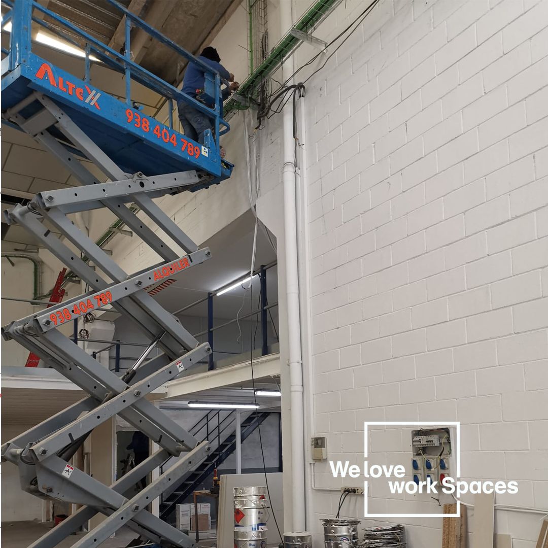 WeloveworkSpace's tweet photo. Dins de cada projecte de We love work Spaces, és fer un bon estudi de la instal·lació elèctrica i les connexions (wifi) en els punts necessaris perquè el treballador tingui les millors facilitats per poder realitzar la seva feina.
#Welows #WeloveworkSpaces
#espaispersonalitzats https://t.co/4VsGwkmwau