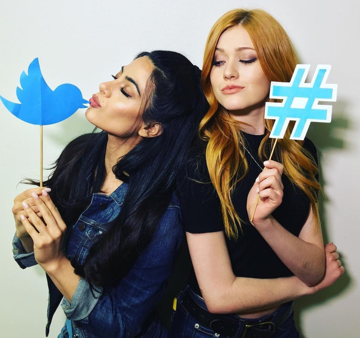 SHRewind2's tweet photo. ... 😁 And two beautiful women to light up the sky
#Shadowhunters #SaveShadowhunters https://t.co/0DDxMnyxDM