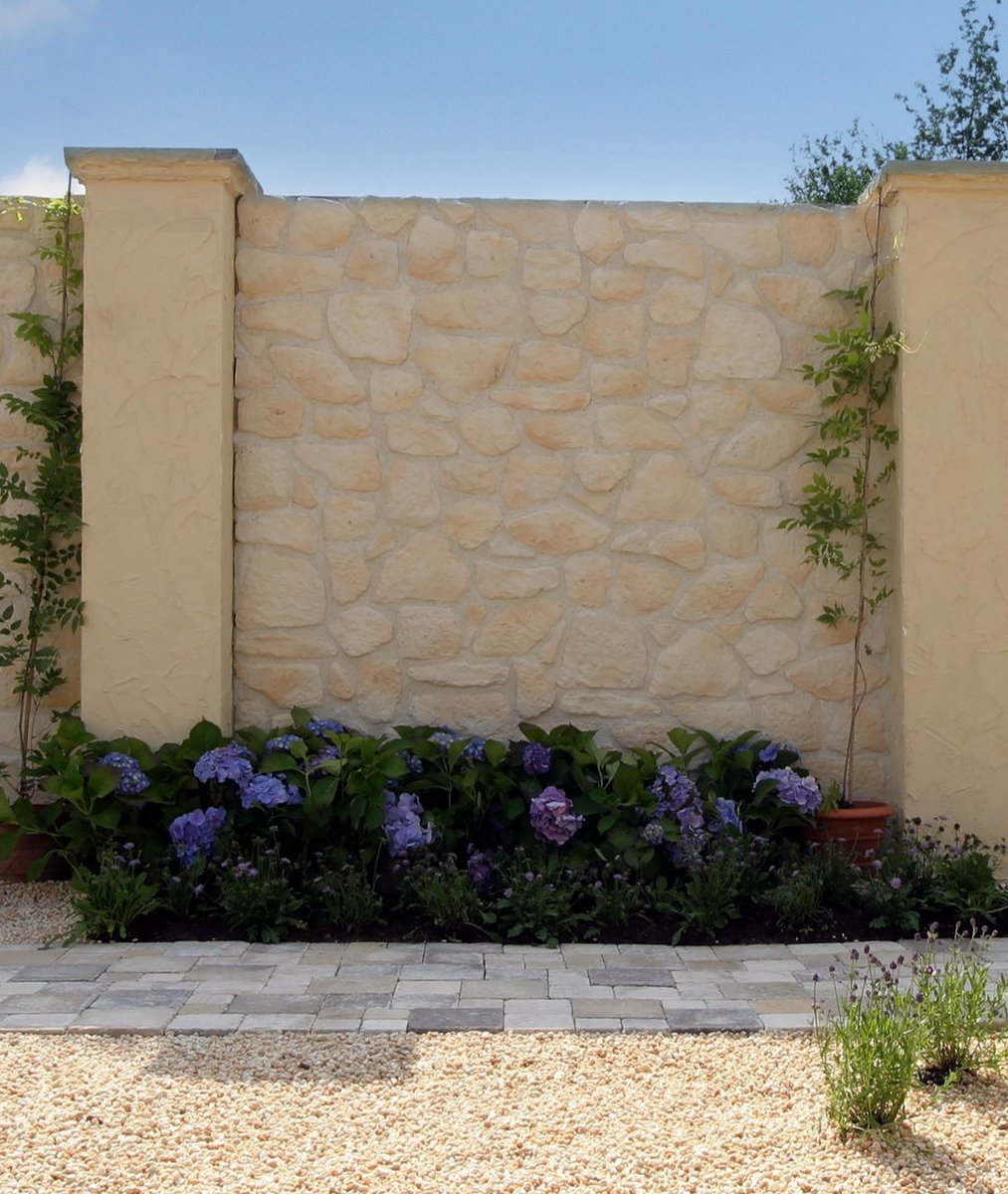 Met onze wall designs kun je je creativiteit loslaten op je buitenmuren. Zo verander je bijvoorbeeld de uitstraling van je oer-Hollandse tuin met de zandkleurige producten eenvoudig in mediterrane sferen! #tuininspiratie #droomtuin #steenstrips #walldesign