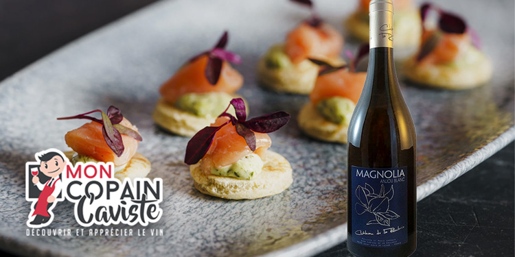 🌸 Le Château de la <a href="/roulerie/">ChateaudelaRoulerie</a> vous régale avec son #Magnolia 2018 à l'heure de l'#apéritif. 
😍 Tombez sous le charme de ce #vin aux dominantes de fleurs et fruits blancs. 
😋 En bouche, vous adorerez son côté riche et charnu sublimés par sa fraîcheur. 
👉 alavot.re/mU5
