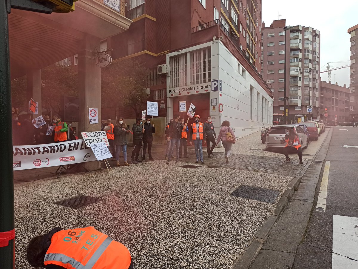 atetransa's tweet photo. 📣🚑Los Técnicos en Emergencias Sanitarias se manifiestan hoy por segundo día frente a las @cortes_aragon🚑📣
#tesvisble
@GobAragon
@cortes_aragon
@GPSOEAragon
@PARCortes
@CHACortes
@aragonvox
@pparagoncortes
@PodemosAragon
@iu_aragon
@susanagaspar_cs https://t.co/UsXaAkRFCW