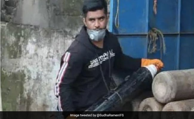 ndtv's tweet photo. The Mumbai Man Who Sold His SUV To Start Free Oxygen Supply Scheme
https://t.co/AQ3JBd3A2Y https://t.co/jLIXPHHS9G