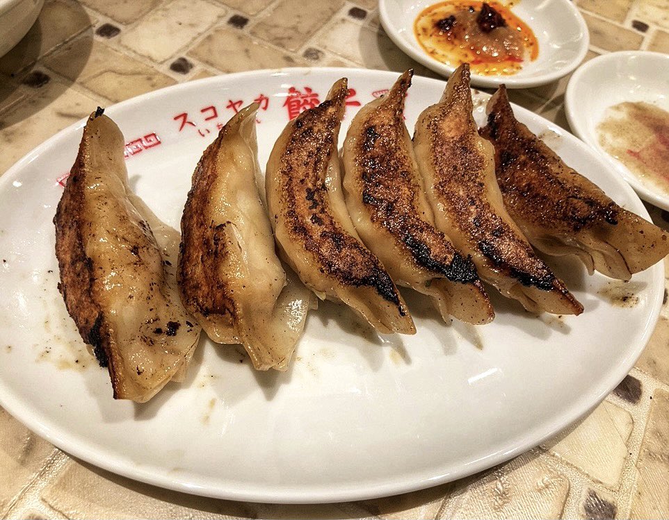 momorindayo's tweet photo. 那覇市久茂地にオープンしたスコヤカいちばん餃子。レモンサワー30分飲み放題300円(飲み放題はお通し200円なので実質500円)は凄い！しかもセルフでタップから注ぐスタイルはテンション上がる！餃子もちゃんとその場で包んでるの推せる。場所もだけど、ワンタイム＋餃子で千円以内は流行る気しかしない https://t.co/n3eL3ybJpG