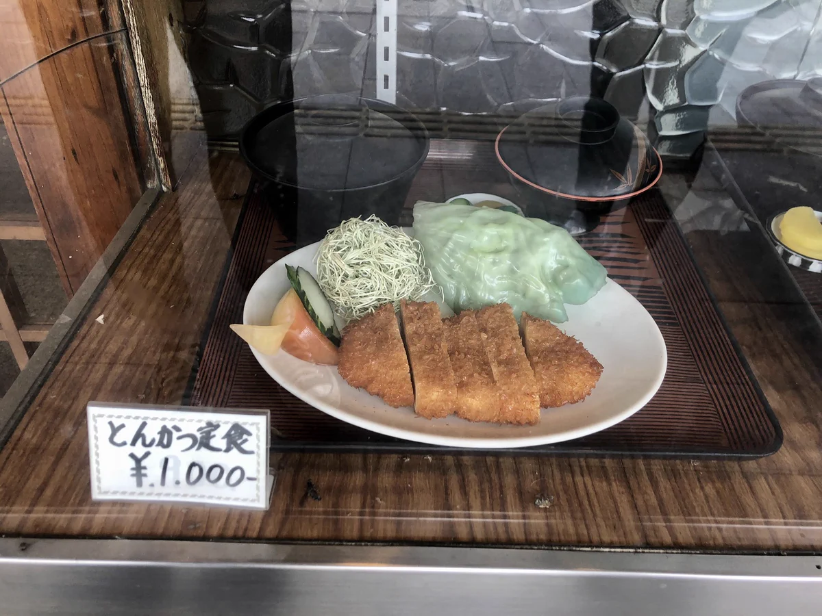 食品サンプルを見てトンカツ定食のご飯大盛を注文したら？とんでもない詐欺に遭うwww