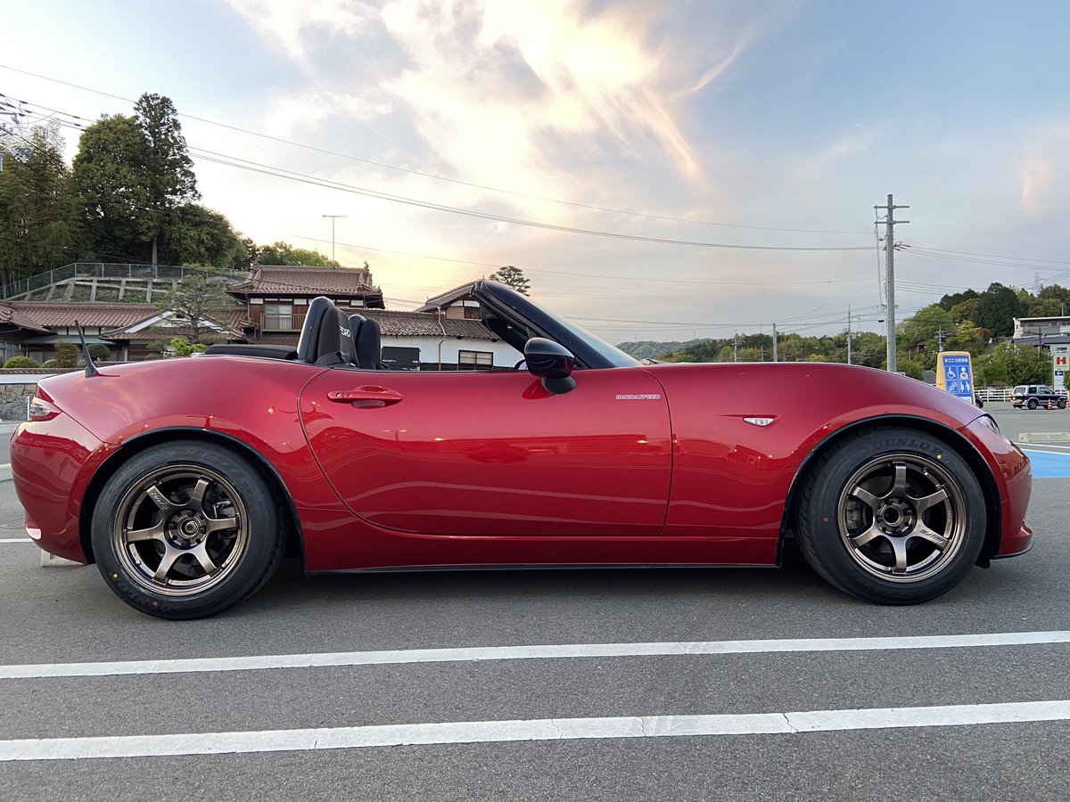 WillForWin2's tweet photo. 週末まで我慢出来ずにMDR装着。
ん〜やっぱもう少し車高落とさんとグッサンのND程カッコよくないな。
でもMTEの+25に対してMDRは+28で微妙だったはみ出しがディーラーに入庫出来るレベルになった気がする…😅
#MDR57 https://t.co/DbYganEIE1