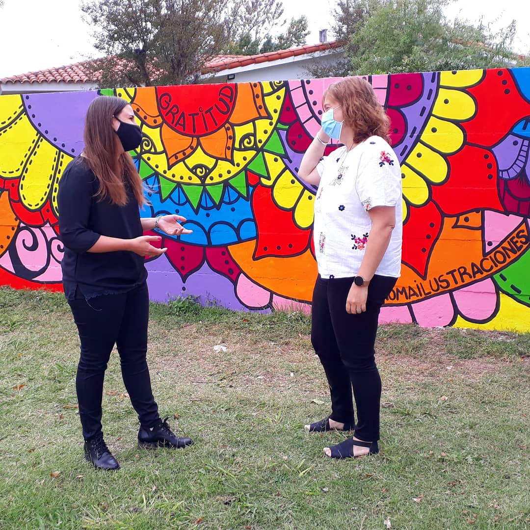 MuniTotoras's tweet photo. ¡CINTIA CRIOLANI TERMINÓ SU MURAL!

👩🏼‍💼 Hoy, nuestra Intendenta @guadalanattiok, visitó la esquina de San Lorenzo y Saavedra donde la ilustradora Cintia Criolani finalizó su mural. https://t.co/PusngLUmnk