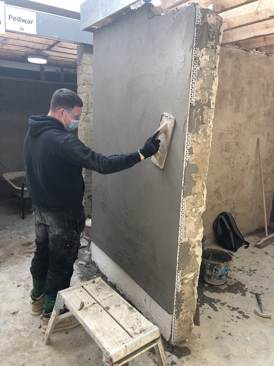 Busy day here on the Neath campus, the sun is shining & the 1st year pathway apprentices are hard at it. Here we have Tyler who is training on external render finishes & leon who is training on laying a traditional floorscreed. 
@NPTCGroup @NPTC_Pathways