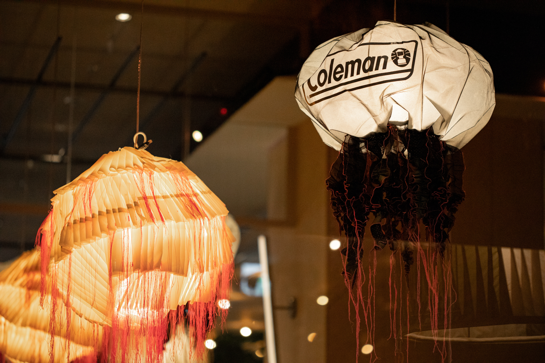 Coleman Japan コールマンジャパン公式 折れ曲がったポール 破れたフライシートなど役目を終えた テント を利用して作られたアートワークが渋谷の Trunkhotel にて展開中 クリエイター松岡善之氏 ファッションデザイナー 森由美 Coleman Japan コールマンジャパン公式 折れ曲がったポール 破れたフライシートなど役目を終えた テント を利用して作られたアートワークが渋谷の Trunkhotel にて展開中 クリエイター松岡善之氏 ファッションデザイナー 森由美