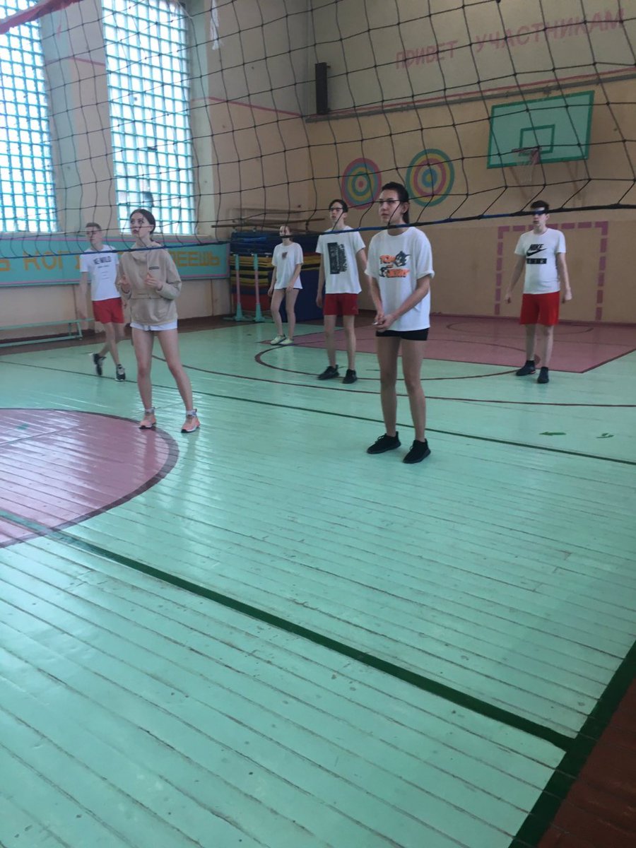 gbou_chap_13's tweet image. В рамках областной добровольческой акции &quot;Весенняя неделя добра&quot; 21.04.21 9в и 8б классы #ГБОУСОШ13гоЧапаевск провели товарищеский матч по волейболу - День здорового образа жизни. &quot;Я делаю то, что важно и значимо!&quot; - принцип участников акции. #Весенняянеделядобра