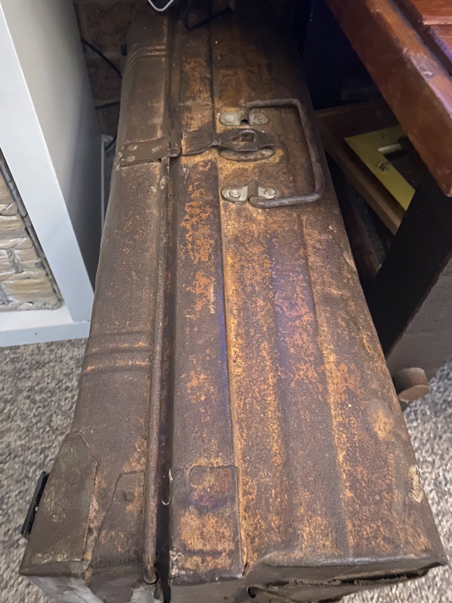 sandytrustteach's tweet image. #primarySTEMchat A4: I did an Inquiry last from artefacts found in this chest then as #teamSTEM we had so many probs to solve.a long narrative.. I often thought are others into this like me? the answer- YES .. I find my tribe on Twitter @pstchat 🤳3 messy- I use this every day