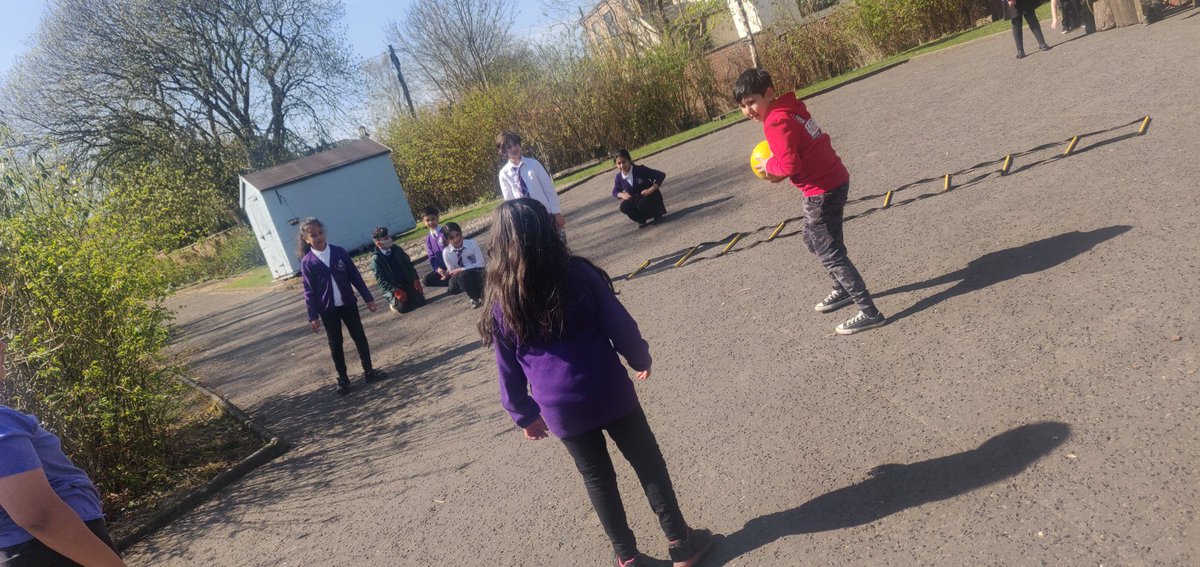 bhatti_nazish's tweet photo. #primary45 are applying their learning about fitness πͺ to design circuits. We demonstrated how to use them safely and also considered ways to adapt our designs for some challenge βΉοΈβοΈ @StAlbertsG41 #challenge #hwforall #outdoors https://t.co/FviY1Kc862