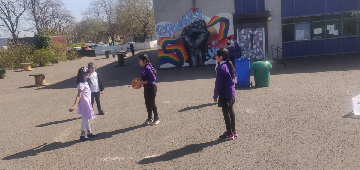 bhatti_nazish's tweet photo. #primary45 are applying their learning about fitness πͺ to design circuits. We demonstrated how to use them safely and also considered ways to adapt our designs for some challenge βΉοΈβοΈ @StAlbertsG41 #challenge #hwforall #outdoors https://t.co/FviY1Kc862