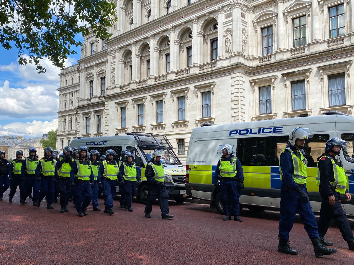   #UK: The Police, Crime, Sentencing and Courts Bill casts  #protest as an inconvenience rather than a fundamental right to be protected. In our analysis w/  @LawOfProtest, we assess the bill’s compliance w/ int' standards. A thread  on our analysis.  https://bit.ly/2RYWAT3 