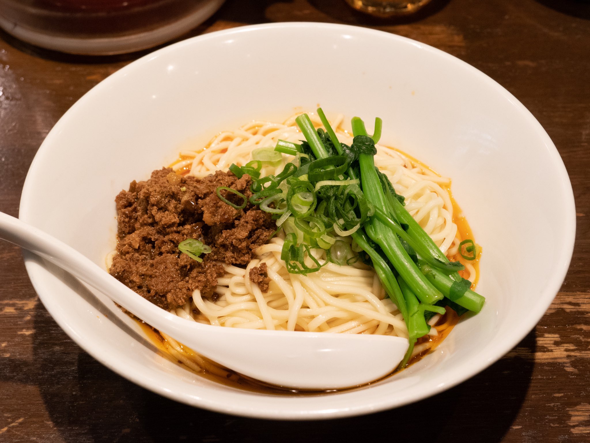 ヒビ機 東京ラーメンタル 中国 成都式の坦々麺 六坊担担面 池袋 麺 タレ 肉 青菜という潔い構成の成都式は 辣油の辛味と花椒のフレッシュな香りと痺れが引き立つ 本場っぽい 味 そして潔いが故に 鎮江香醋 や 大塊腐乳 等の謎の調味料による味変