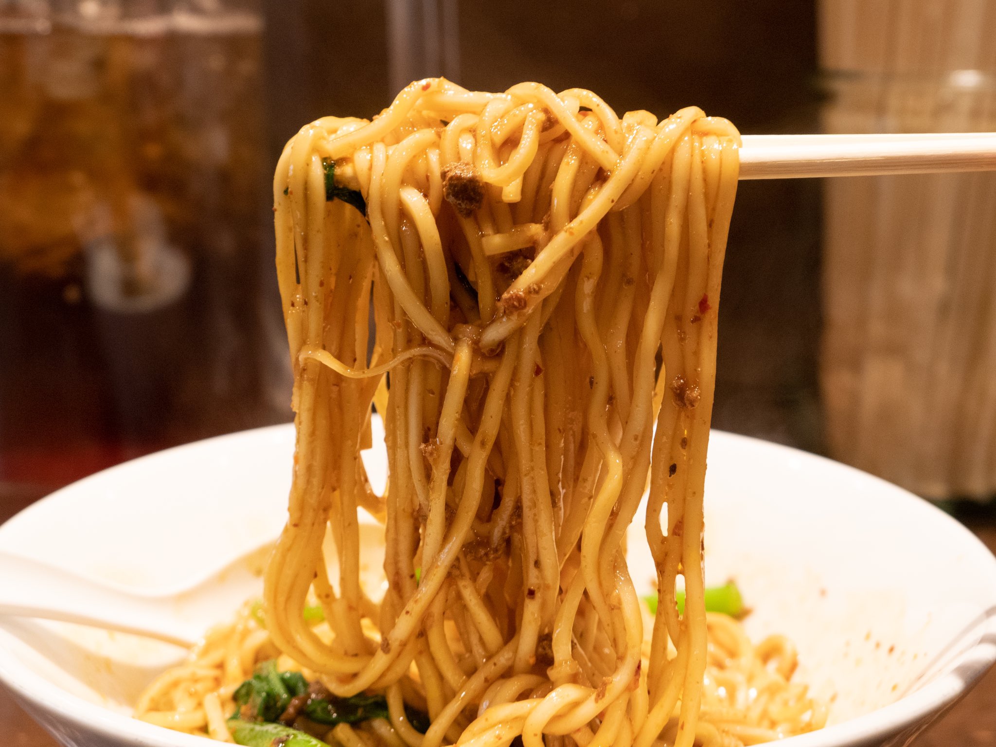 ヒビ機 東京ラーメンタル 中国 成都式の坦々麺 六坊担担面 池袋 麺 タレ 肉 青菜という潔い構成の成都式は 辣油の辛味と花椒のフレッシュな香りと痺れが引き立つ 本場っぽい 味 そして潔いが故に 鎮江香醋 や 大塊腐乳 等の謎の調味料による味変