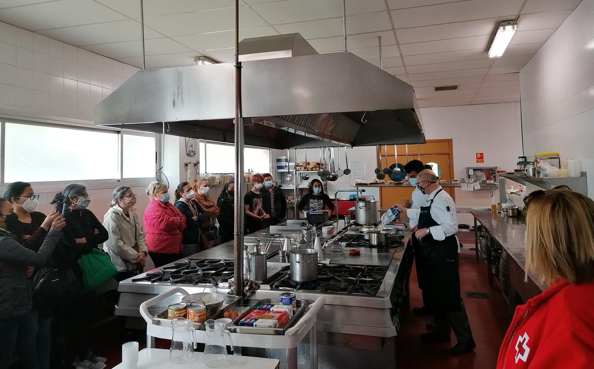 CruzRojaToledo's tweet photo. Gracias a la @ESGHT_TOLEDO por colaborar en la impartición del taller de aprovechamiento de alimentos básicos dirigidos a personas vulnerables atendidas por @CruzRojaEsp #Toledo dentro del proyecto bienestar personal y activación social. https://t.co/dQKc3PE1cR