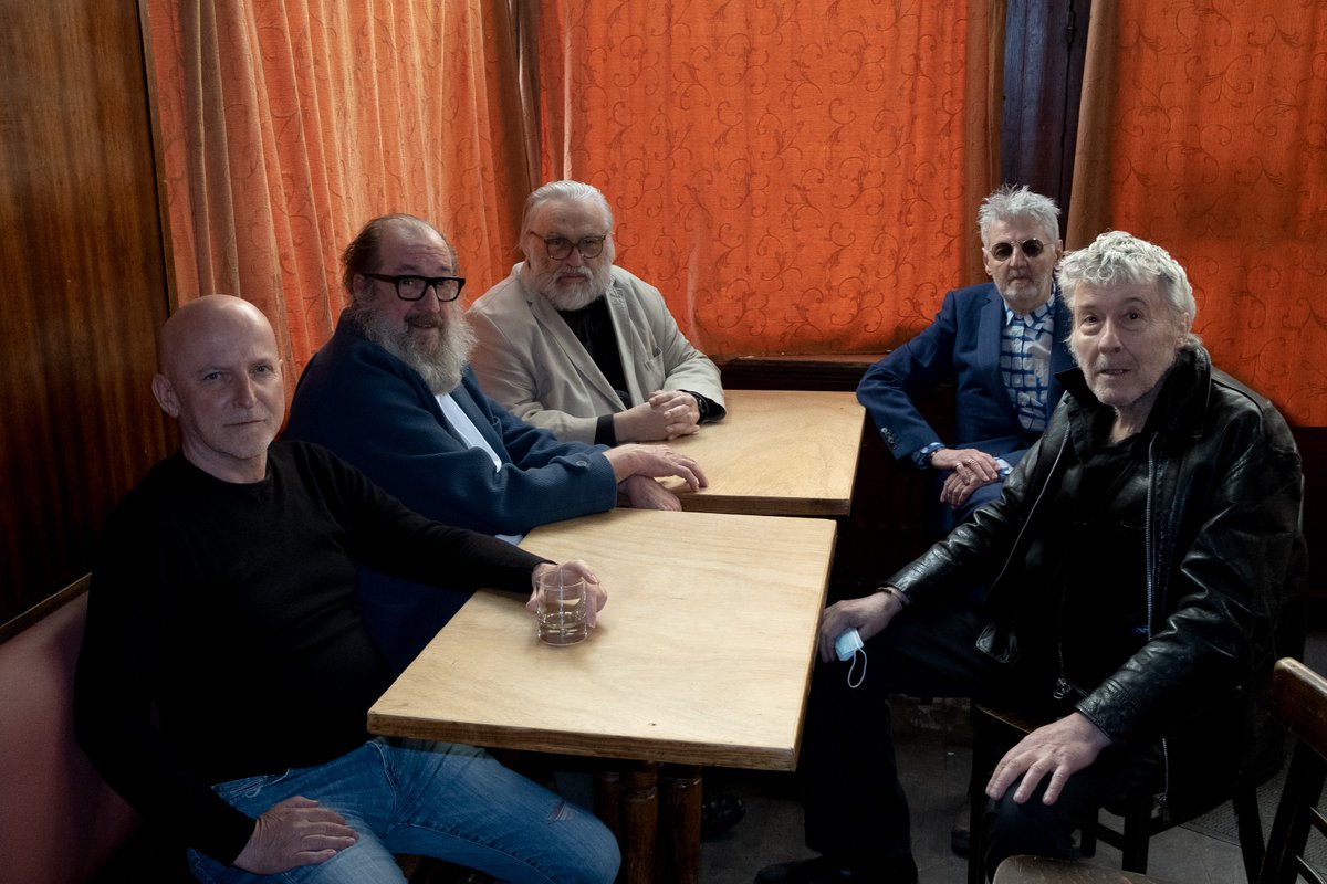 Remake (#CaféLeCoq) van een remake (#HotelDuParc) van een foto uit 1987 met #DominiqueDeruddere, #JosseDePauw, #MarcDidden, #JanDecorte en #Arno. (foto 2011 & 2021 by #DannyWillems