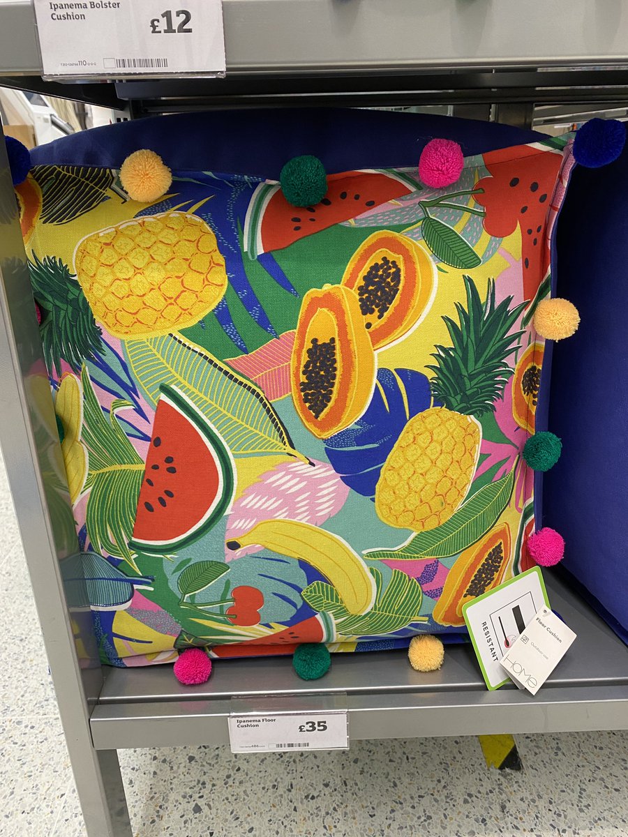 finallyletout's tweet image. ***SAINSBURY’S*** • I’m so obsessed with this fruity print garden furniture from @sainsburys 
•
#fruit #fruitpattern #gardenfurniture #cushions #parasol #home #homesweethome #homeinspo #interiordesign #interiors #visualmerchandising #livingroomdecor #gardeninspiration #flo