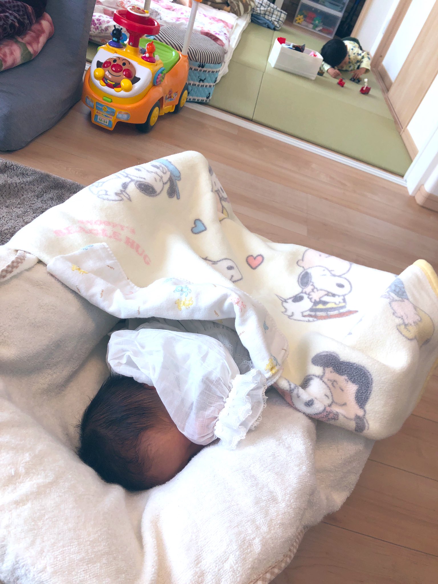 Moka 息子3y娘1y1m 赤ちゃん 退院して自宅にお迎え 日中はおさがりでもらった ハイローチェア 夜は布団で父兄母妹 女の子のオムツ替えにハラハラ チビちゃんのなでなでにハラハラ 小さいなあかわいいなあ 新生児 T Co 2ktbfsjn5j Twitter