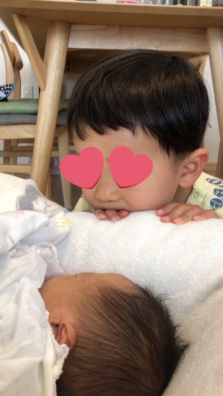 Moka 息子3y娘1y1m 赤ちゃん 退院して自宅にお迎え 日中はおさがりでもらった ハイローチェア 夜は布団で父兄母妹 女の子のオムツ替えにハラハラ チビちゃんのなでなでにハラハラ 小さいなあかわいいなあ 新生児 T Co 2ktbfsjn5j Twitter