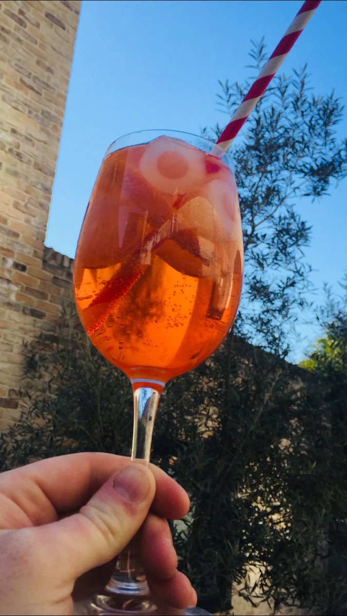 Enjoy your Thursday evening with us - Blue skies and Aperol Spritz ☀️ We still have two tables of 6 available in our courtyard #thursdayvibes #aperol #drinks