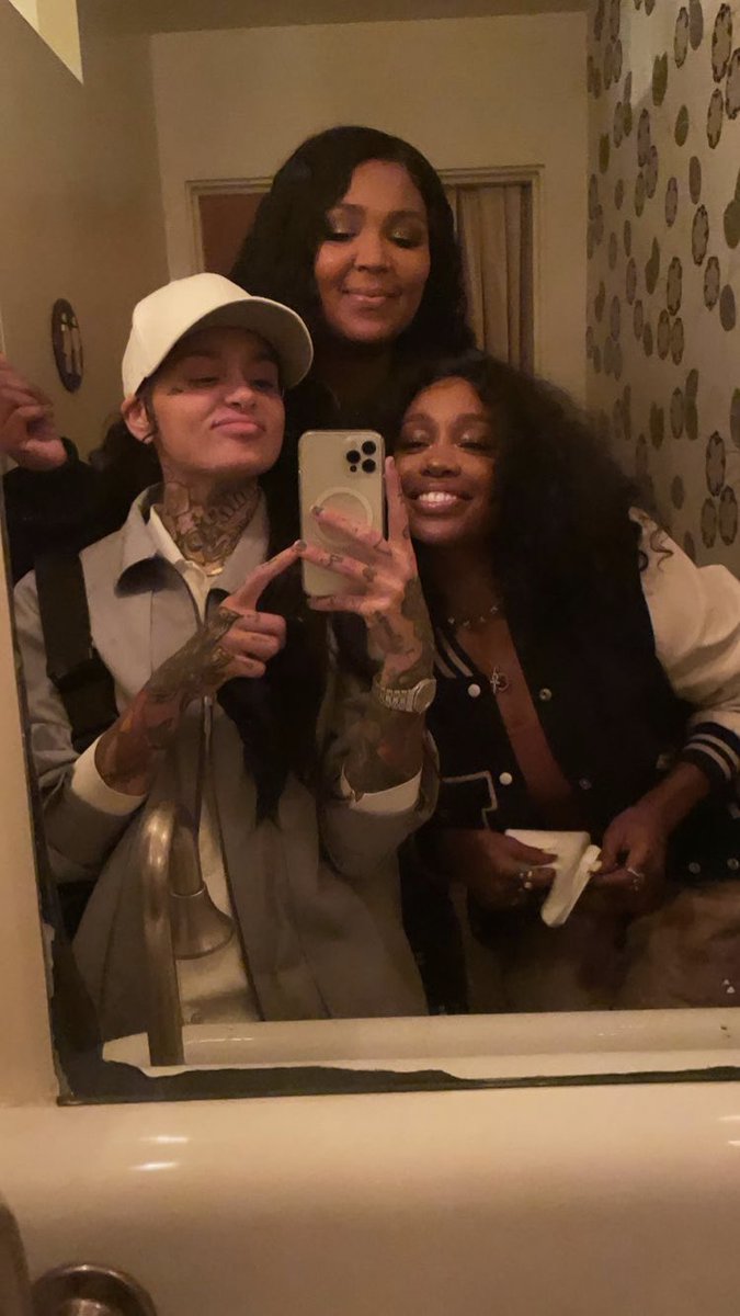 PopBase's tweet photo. SZA, Lizzo &amp; Kehlani get together in cute new selfie. 🤍 https://t.co/W71fmMnJJG
