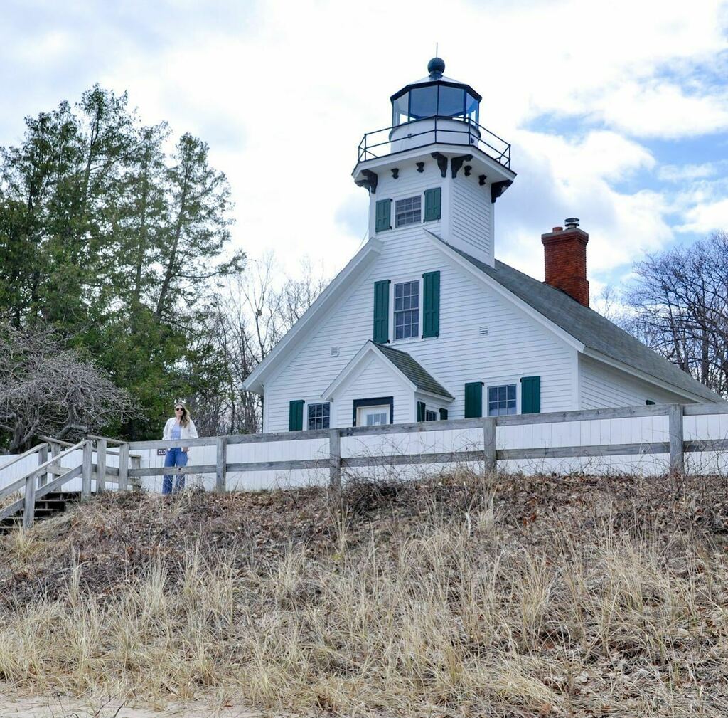 WanderingWests's tweet photo. Mission Point Lighthouse, one of 115 lighthouses in Michigan, is located just a few hundred yards from the 45th parallel. It’s also only a 30 minute drive from our house. We basically live halfway between the North Pole &amp; the Equator (hence the fact it’s… https://t.co/6JzRtC1koI https://t.co/1WNeZDznQ6