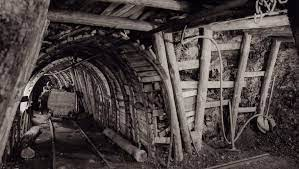 Retour à Aubin, dans l’Aveyron. Un 8 Octobre 1869.Les mines sont exploitées ici depuis plus de 10 ans C’est un mauvais charbon vendu moins cher, le salaire des mineurs est faibleEt en plus il est mis en concurrence grâce à un accord de libre-échange avec la Grande-Bretagne. 3/